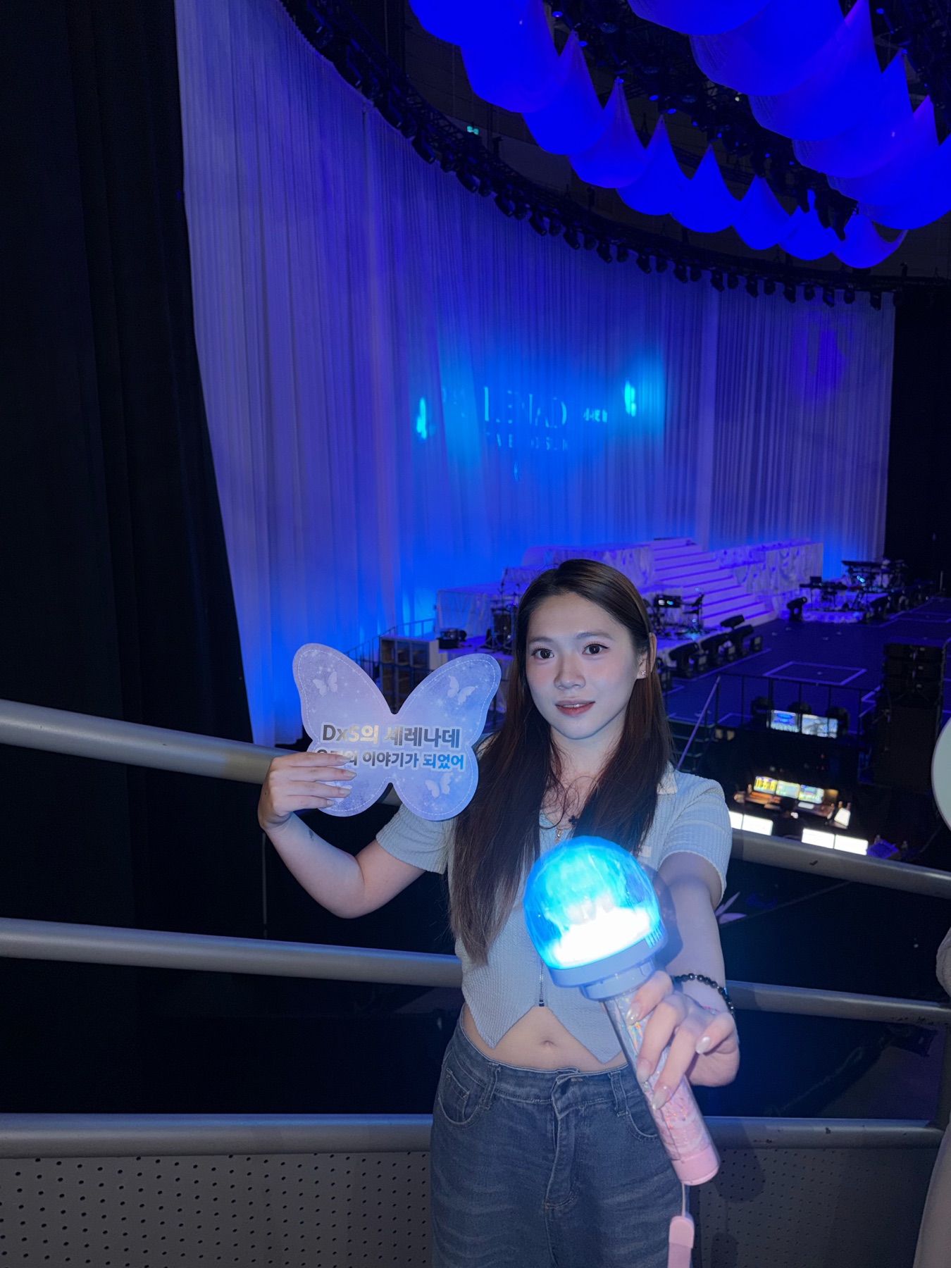 喻颖珊在演唱会现场手持应援灯